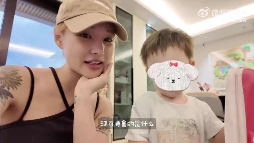 Uzi老婆分享Vlog：明和Uzi打羽毛球 还有可爱的小枣儿！